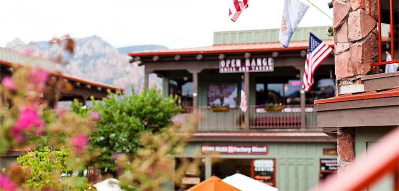 Здание на фоне красивого пейзажа